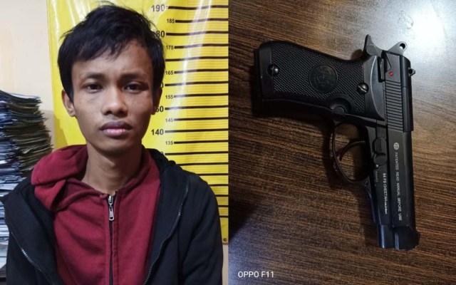 Kolase perampok dan pistol yang dipakai untuk menembak pegawai minimarket diamankan di Mapolsek Tambaksari, Surabaya