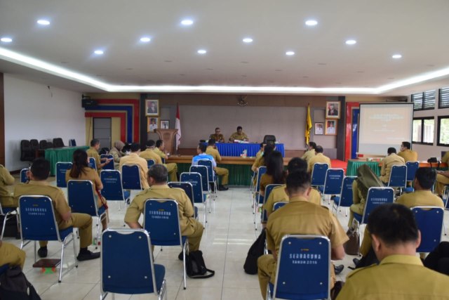 Rapat yang digelar Pemkab Sekadau menerapkan physical distancing. Foto: Dok. Prokopim Setda Kabupaten Sekadau