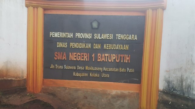 Papan nama SMA Negeri 1 Batuputih, Kolaka Utara, Sulawesi Tenggara. Foto: Istimewa.