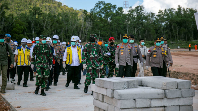 Panglima TNI Marsekal Hadi Tjahjanto (tengah), Menteri PUPR Basuki Hadimuljono (kedua kiri) dan Kapolri Jenderal Pol Idham Azis (kedua kanan) di Pulau Galang. Foto: ANTARA FOTO/M N Kanwa