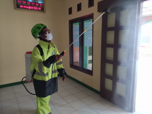 "Cegah COVID-19, IZI Lakukan Penyemprotan Disinfektan di Perum Pamulang Asri" - Sterilisasi yang dilakukan di Masjid Al-Barkah, Perum Pamulang Asri, Tangerang Selatan. Dok. IZI