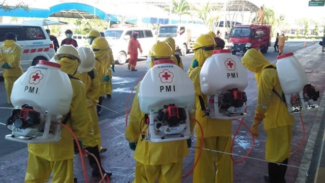 Petugas menyemprotkan cairan disinfektan di Bandara Mutiara Sis Aljufri Palu, Rabu (25/3). Foto: Humas Pemkot Palu