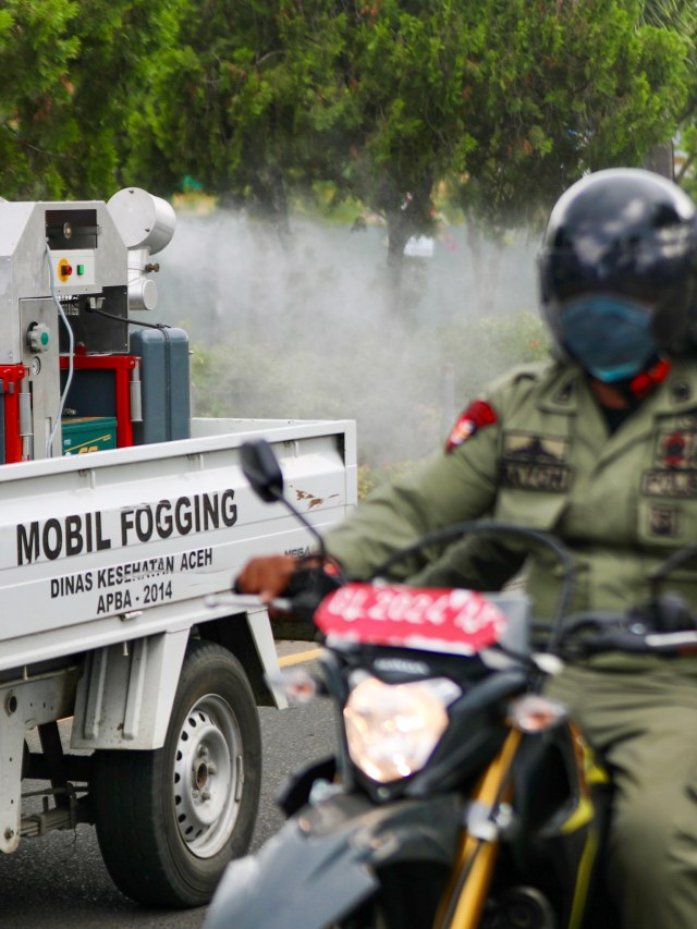 Jalan protokol di Banda Aceh disemprot cairan disinfektan dengan menggunakan mobil Fogging milik Dinas Kesehatan Aceh, Rabu (25/3). Foto: Suparta/acehkini 