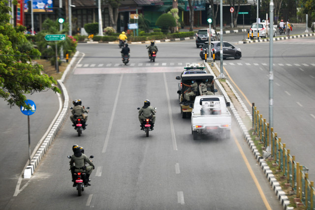 Foto: Jalan Protokol di Banda Aceh Disemprot Disinfektan untuk Cegah Corona (117371)