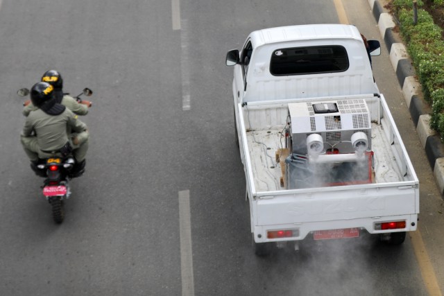 Foto: Jalan Protokol di Banda Aceh Disemprot Disinfektan untuk Cegah Corona (117372)
