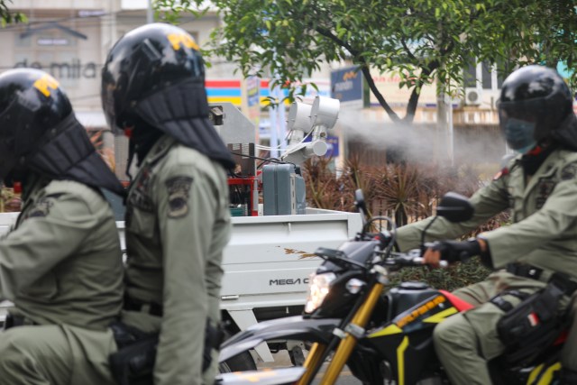 Foto: Jalan Protokol di Banda Aceh Disemprot Disinfektan untuk Cegah Corona (117378)
