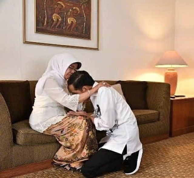 Presiden Joko Widodo saat meminta restu kepada ibunya, Sudjiatmi Notomihardjo. Foto: Instagram/@jokowi