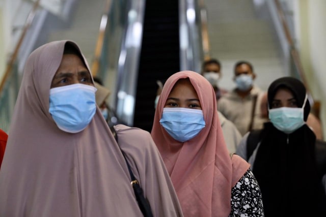 Ilustrasi warga memakai masker di Bandara Sultan Iskandar Muda, Aceh. Foto: Suparta/acehkini