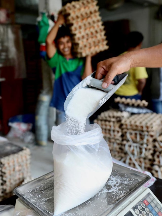 Penjual menimbang gula di pasar Kampung Baru, Banda Aceh. Foto: Suparta/acehkini