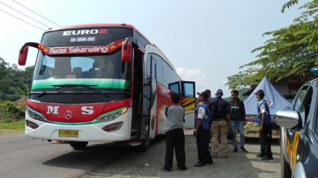 Dinas Perhubungan Kabupaten Sumedang melakukan pengecekan di terminal untuk mengantisipasi penyebaran wabah corona pada Rabu (25/3). Foto: Dok. Istimewa