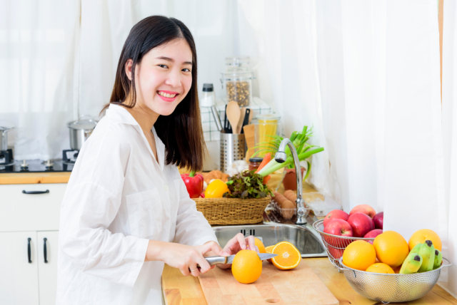 Ilustrasi konsumsi vitamin C. Foto: Shutterstock