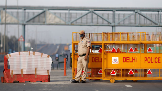 Seorang petugas polisi India. Foto: REUTERS / Adnan Abidi