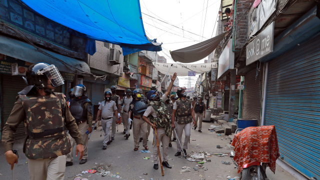 Pukuli Warga dengan Kayu, Cara Brutal Polisi India Tegakkan Lockdown (862853)