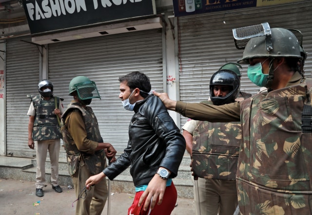 Petugas polisi India Foto: REUTERS/Anushree Fadnavis