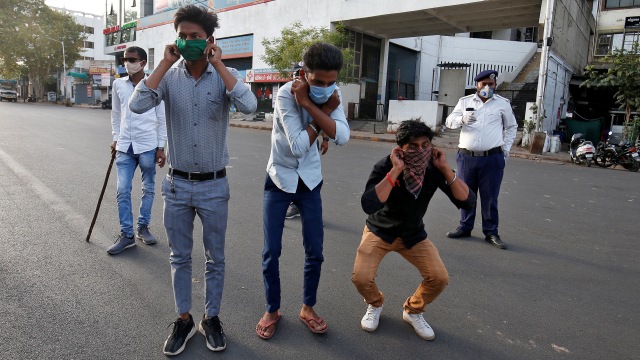 Pukuli Warga dengan Kayu, Cara Brutal Polisi India Tegakkan Lockdown (862854)