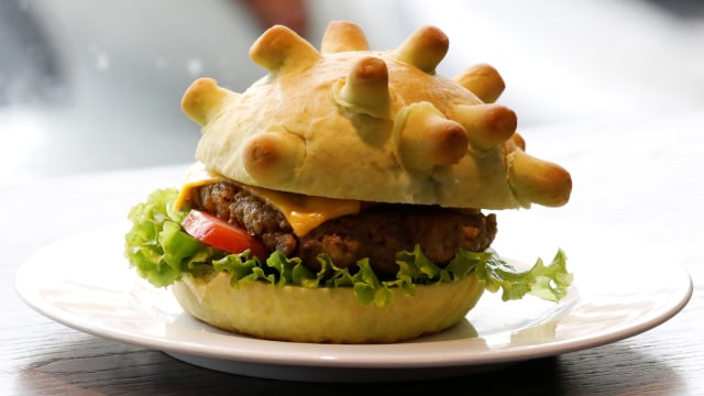 Penampilan sebuah Burger yang berbentuk virus korona. Foto: REUTERS/Kham