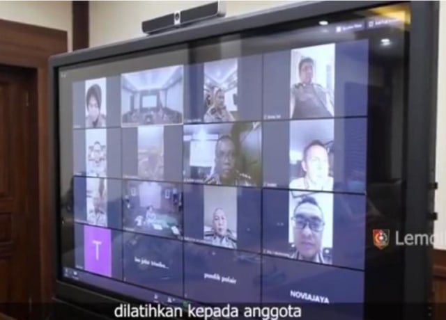 Sejumlah anggota kepolisian menerima arahan dari Kalemdikpol Komjen Arief Sulistyanto via video conference. Foto: dok lemdikpol