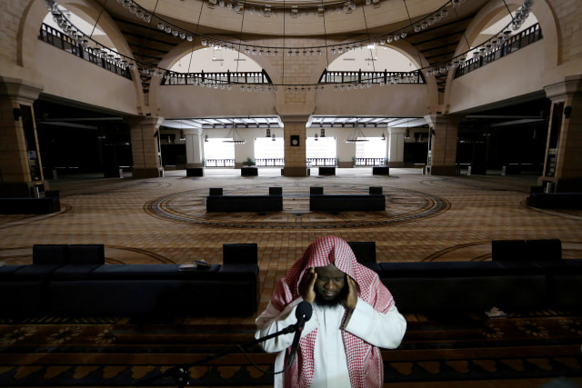 Seorang muazin di Masjid Al-Rajhi yang kosong, saat salat Jumat ditunda setelah penyebaran virus corona di Riyadh, Arab Saudi, Jumat (20/3). Foto: Reuters/Ammar Awad