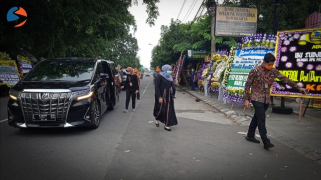 Gubernur Jawa Timur, Khofifah, tiba di rumah duka di Jalan Pleret Raya pukul 08.10 WIB. (Fernando Fitusia)