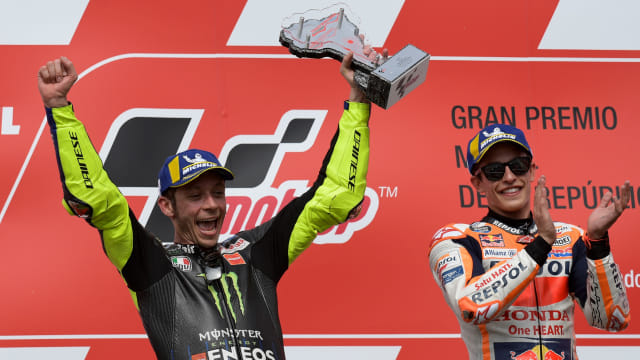 Valentino Rossi dan Marc Marquez di podium GP Argentina 2019. Foto: Juan MABROMATA/AFP