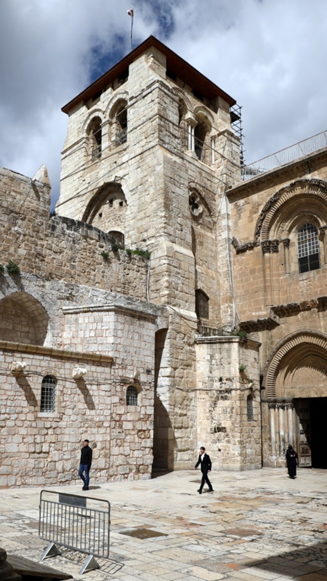Suasana Gereja Makam Suci di Kota Tua Yerusalem. Selasa (22/3). Foto: Reuters/Ammar Awad