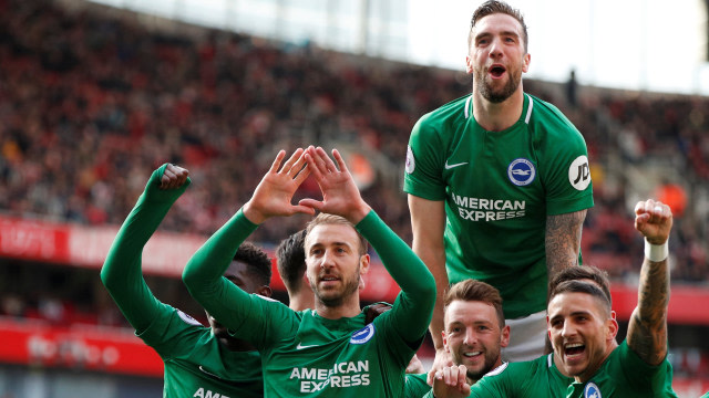 Pemain-pemain Brighton merayakan gol ke gawang Arsenal. Foto: Reuters/John Sibley