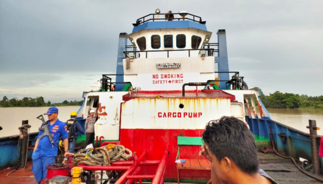 Polisi Amankan Kapal tanker Bermuatan 60 Ton BBM Ilegal di Perairan Sungai Batanghari, Jambi. Foto: Jambikita.id