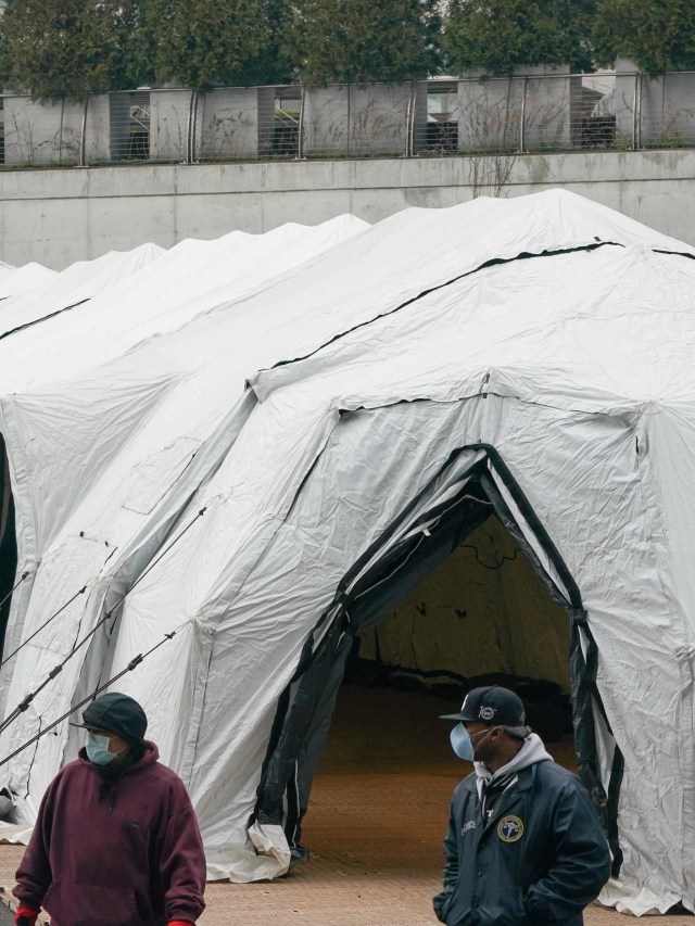 Petugas di area Kamar mayat darurat di luar Rumah Sakit Bellevue untuk menangani lonjakan korban virus corona di New York. Foto: AFP/BRYAN R. SMITH