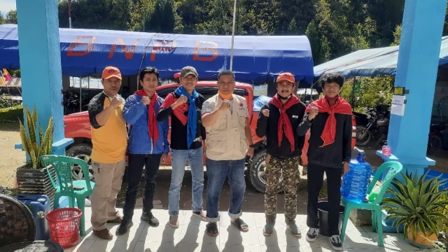 Relawan Komunitas Pecinta Alam (KPA) Quarles ikut membantu Tim Gugus Tugas Penanganan Covid-19 Kabupaten Mamasa. Foto: Frendy/sulbarkini