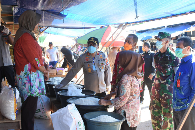 Kapolres Tanah Laut AKBP Cuncun Kurniadi, S.IK, MH mewancarai salah satu pedagang beras di kawasan Pasar Tuntung Pandang Pelaihari, Kamis (26/11).