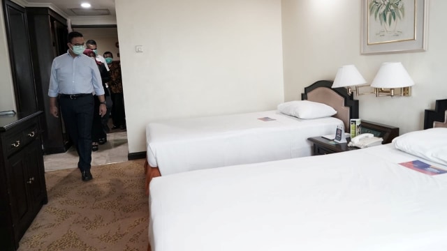 Anies cek Hotel Grand Cempaka yang jadi penginapan tenaga medis corona. Foto: Facebook/Anies Baswedan