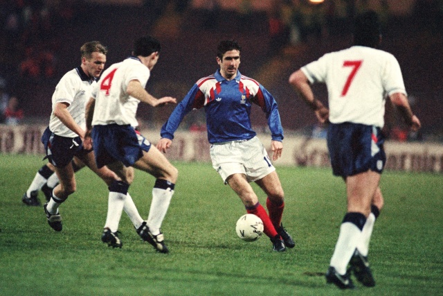 Eric Cantona dalam pertandingan Prancis vs Inggris tahun 1992. Foto: AFP/Martin Hayhow