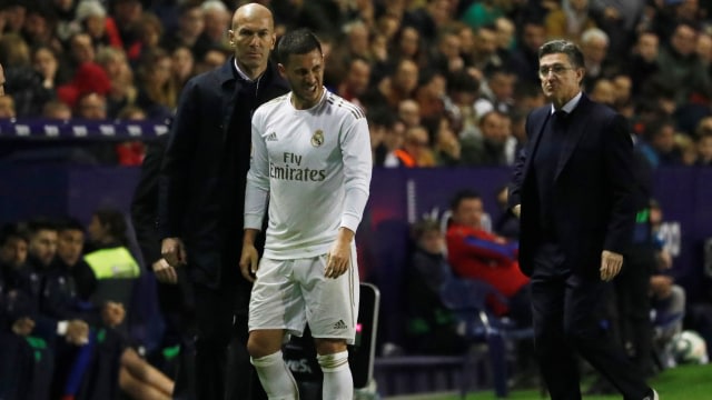 Eden Hazard mengalami cedera di laa melawan Levante.  Foto: REUTERS/Jon Nazca