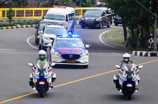 Iring-iringan mobil jenazah Ibunda Presiden Joko Widodo melintas di jalan Sumber, Solo, Jawa Tengah. Foto: ANTARA FOTO/Yusuf Nugroho
