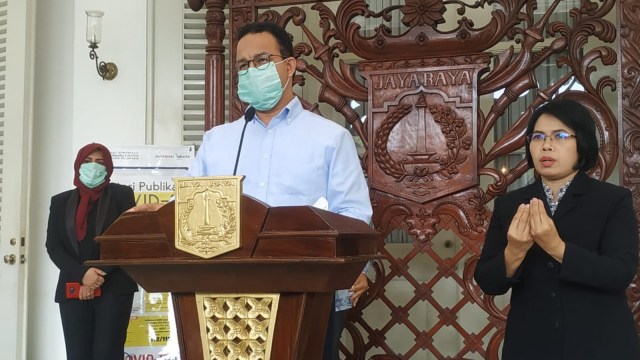 Gubernur DKI Jakarta Anies Baswedan gunakan masker saat konpers.  Foto: Istimewa