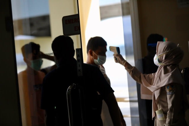 Ilustrasi pemeriksaan masyarakat di bandara, Aceh. Foto: Suparta/acehkini