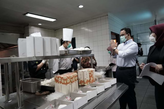 Gubernur DKI Jakarta, Anies Baswedan ngecek Hotel Grand Cempaka sebagai tempat istirahat bagi tenaga medis yang menangani kasus corona di Jakarta. Foto: Dok. Pemprov