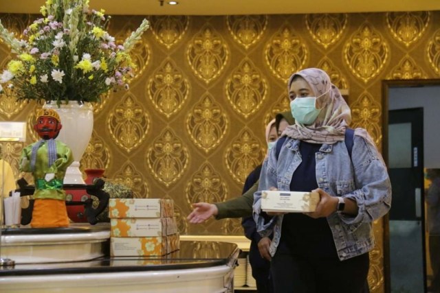 Sejumlah tenaga medis yang menangani virus korona di Jakarta tiba di Hotel Grand Cempaka sebagai tempat rehat. Foto: Dok. Pemprov