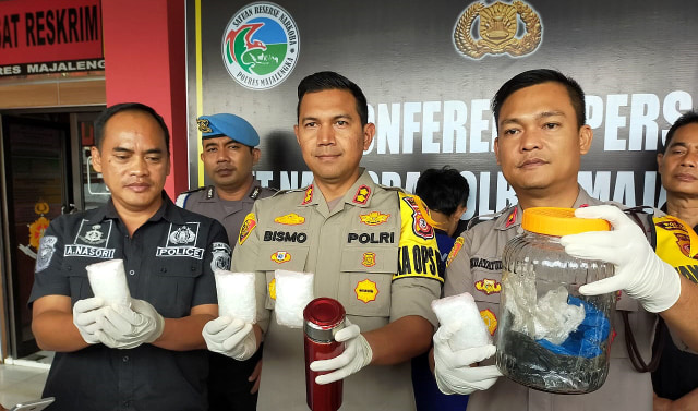Kapolres Majalengka AKBP Bismo Teguh Prakoso menunjukkan barang bukti narkotika jenis sabu. (Rd Algifari Suargi)