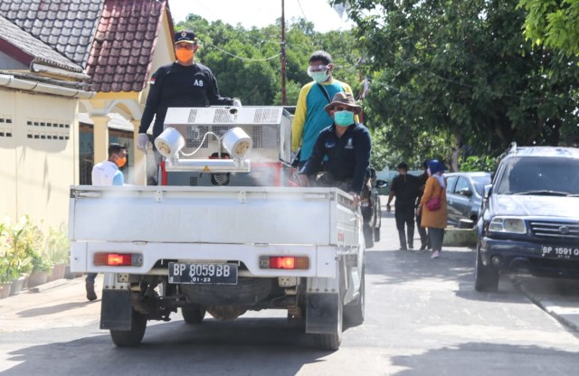 Bupati Bintan, Apri Sujadi ikut dalam penyemprotan disinfektan. Foto: Istimewa