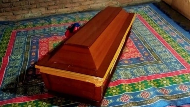 Peti jenazah balita PDP corona di Sulsel yang meninggal dunia. Foto: Dok. Istimewa