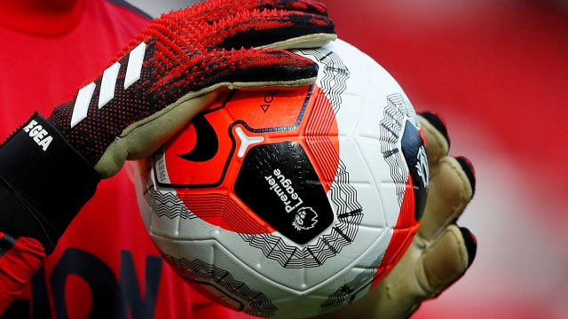 Ilustrasi kiper memegang bola Premier League 2019/20. Foto: Reuters/Lee Smith