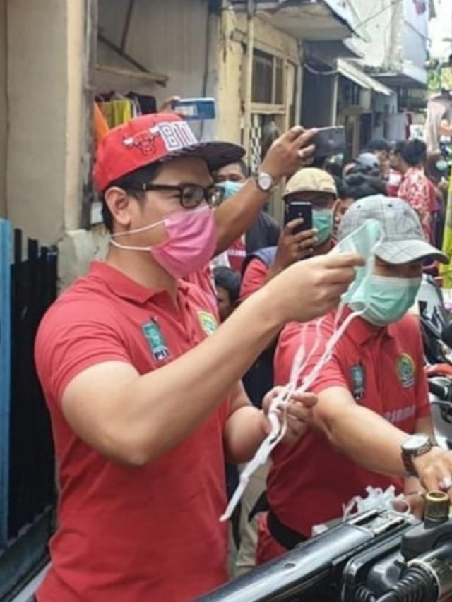 Aktor sekaligus Anggota DPR, Tommy Kurniawan, saat membagikan masker dan hand sanitizer ke warga. Foto: Instagram/@gardabangsaa