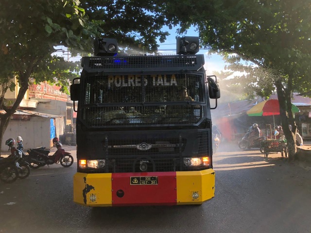 Polres Tanah Laut melakukan penyemprotan cairan disinfektan menggunakan mobil water canon ke sejumlah ruas jalan di kota Pelaihari, Kamis, (26/3).