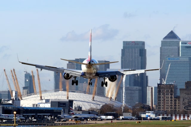 Pesawat terbang mendarat di London City Airport Foto: Shutter Stock