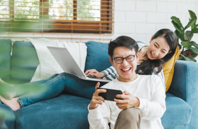 com-Belanja online masih menjadi opsi terbaik untuk memenuhi kebutuhan di fase new normal. Foto: Shutterstock