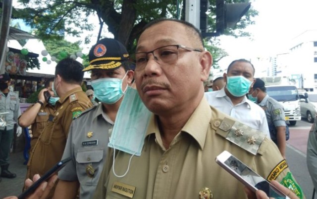 Plt Wali Kota Medan, Akhyar Nasution saat pembagian masker di kawasan Lapangan Merdeka, Medan. Foto : Sumut News
