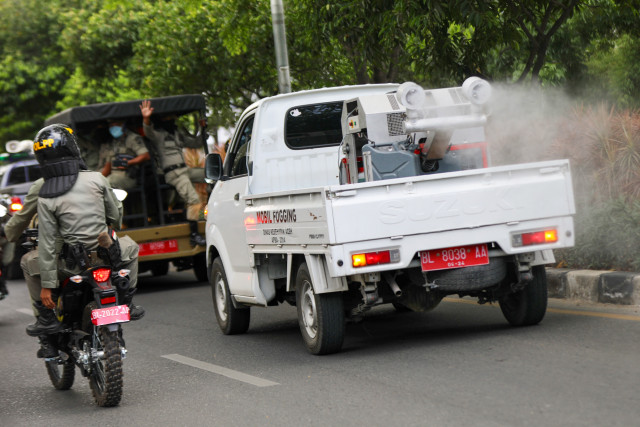 Penyemprotan ruas jalan di Banda Aceh untuk pencegahan COVID-19. Foto: Suparta/acehkini