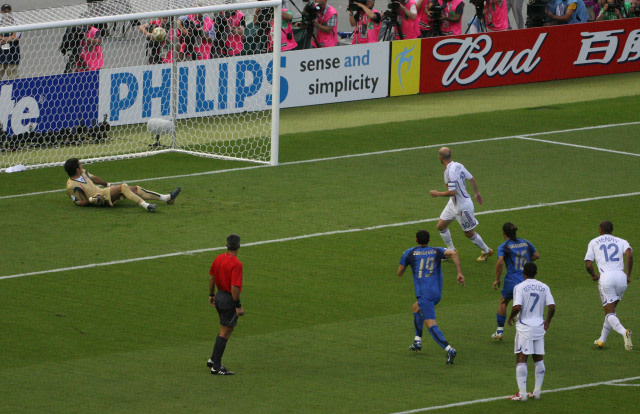 Eksekusi penalti Zidane di Piala Dunia 2006. (Foto: JOHN MACDOUGALL / AFP)