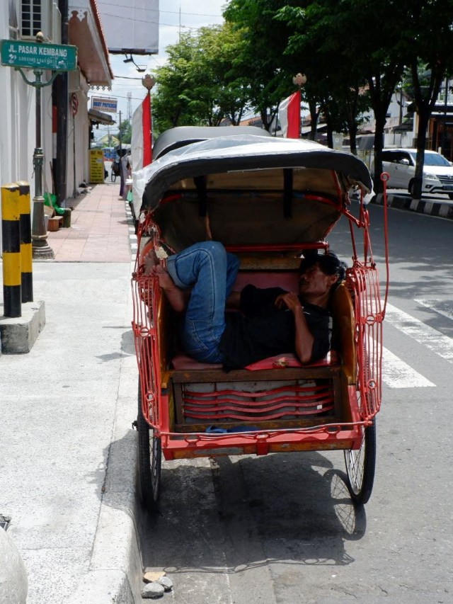 Seorang tukang becak beristirahat di Jalan Malioboro, Kota Yogyakarta. Foto: Arfiansyah Panji Purnandaru/kumparan